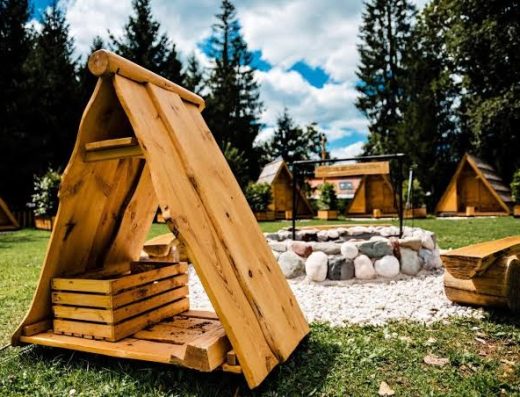 Glamping FOREST EDGE v Radomljah