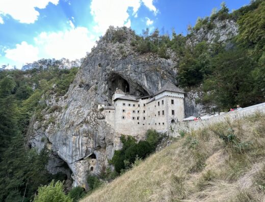 Razvaline gradu Adelsberg – grad Postojna