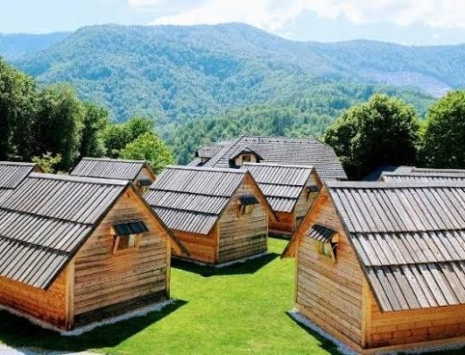 Small Wooden Houses and Apartments Zgornja Dobrava near Kamna Gorica